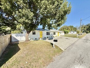 5212 Peach Ave in Seffner, FL - Building Photo - Building Photo