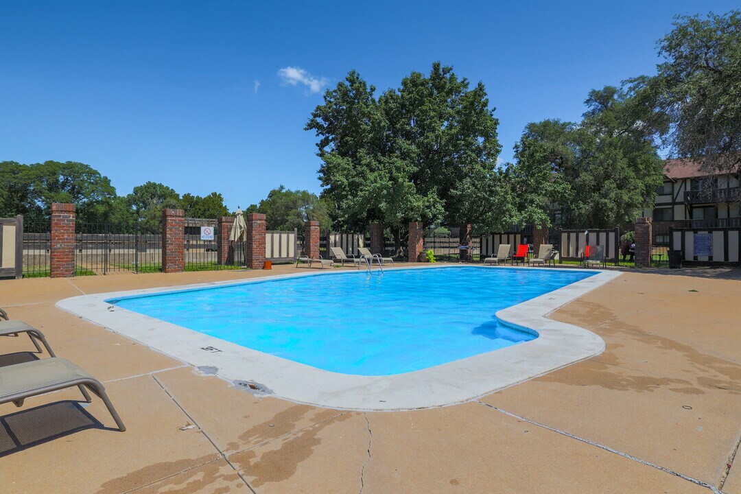 Village Park at Barclay Square in Wichita, KS - Foto de edificio