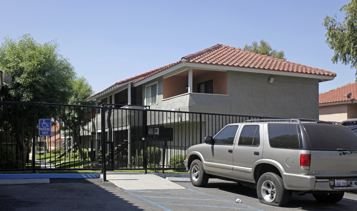 Cambria Villa Apartments in Fontana, CA - Foto de edificio