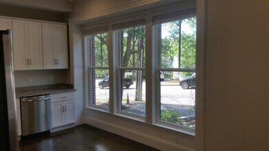 2044 Beacon St in Newton, MA - Foto de edificio - Building Photo