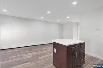 561 Broad St in Carlstadt, NJ - Foto de edificio - Building Photo