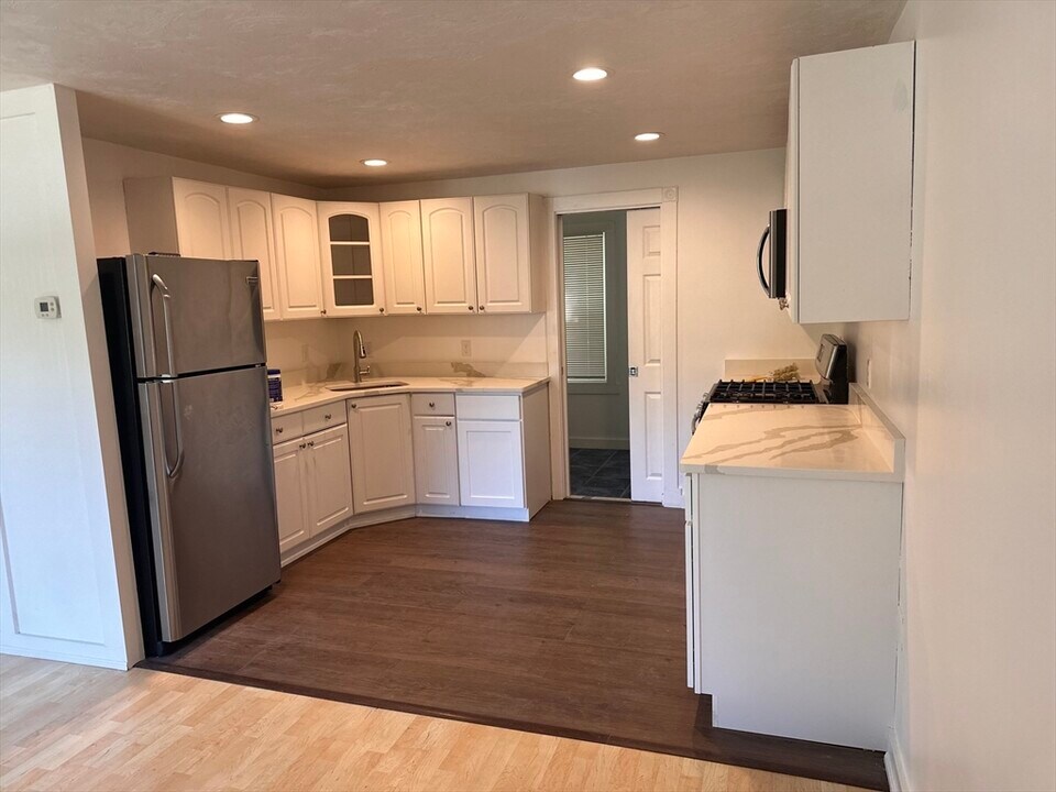 39 Raymond St in Franklin, MA - Building Photo