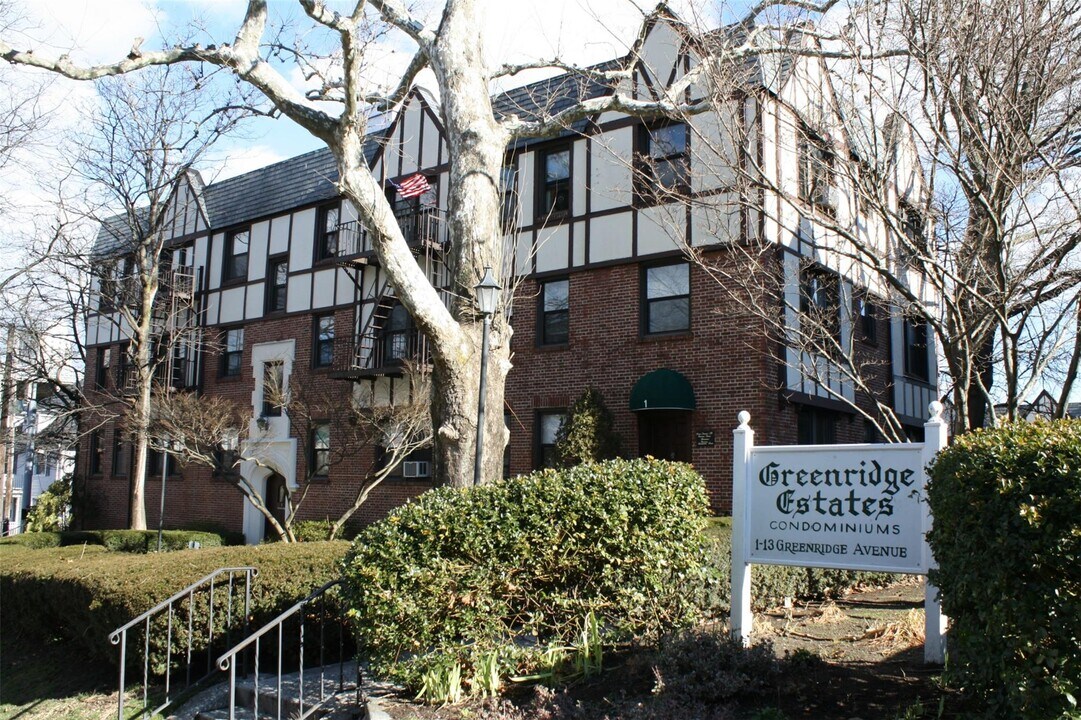 11 Greenridge Ave in White Plains, NY - Building Photo