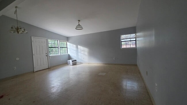 1974 S Riverview Cir in Albany, GA - Building Photo - Building Photo