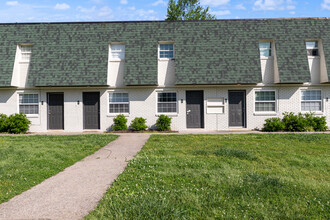 White Oak Apartments in Dickson, TN - Building Photo - Building Photo