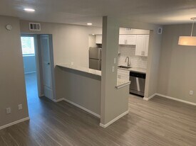 Manor Flats in Austin, TX - Building Photo
