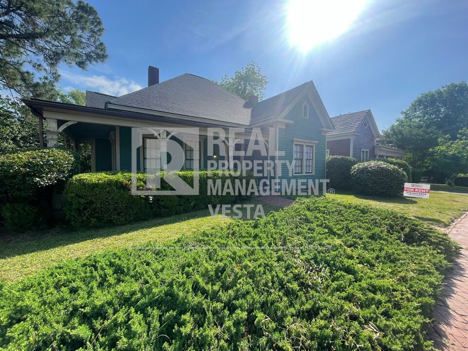 1093 Walnut St in Macon, GA - Building Photo