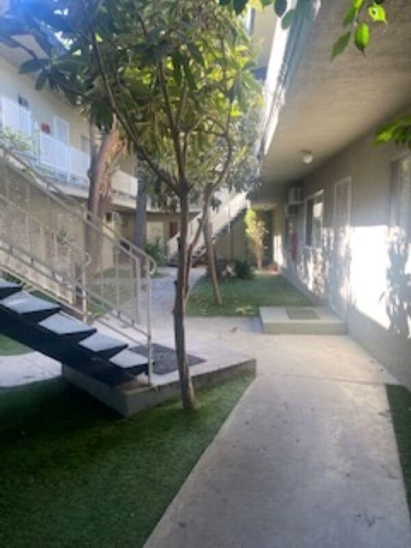 626 E Chevy Chase Dr, Unit 16 in Glendale, CA - Building Photo - Building Photo