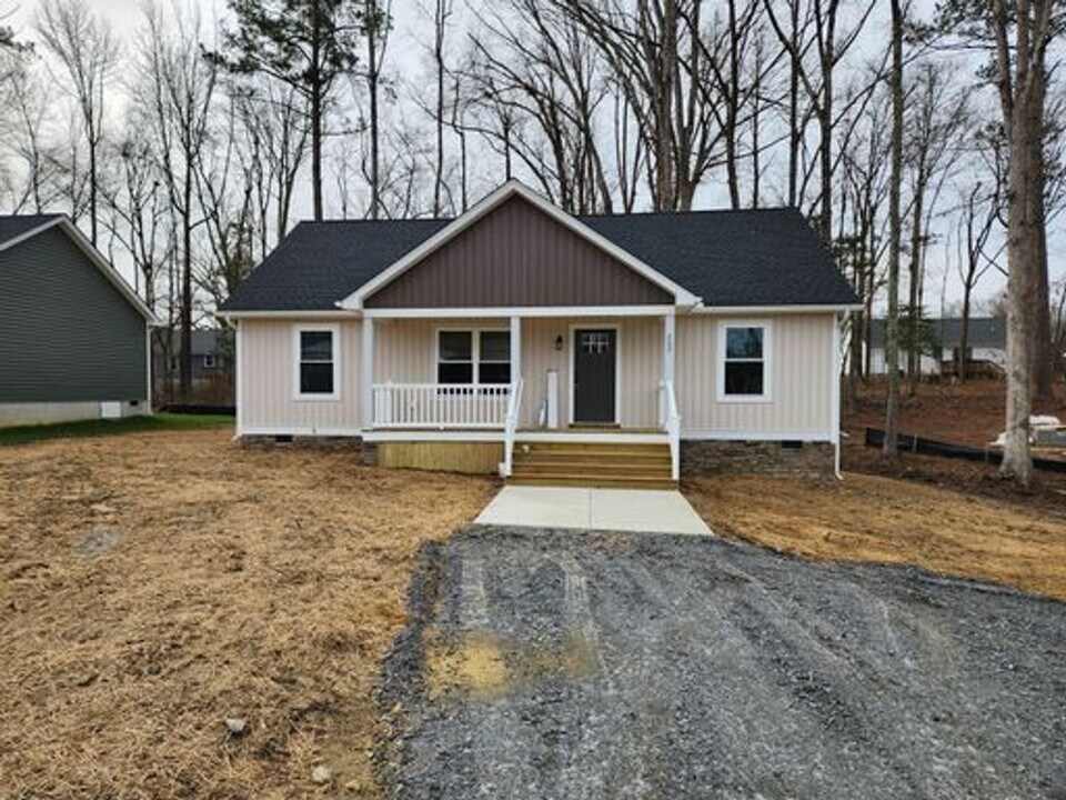 711 3rd St in Blackstone, VA - Building Photo