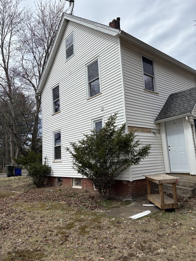 968 Oak St in East Hartford, CT - Building Photo - Building Photo