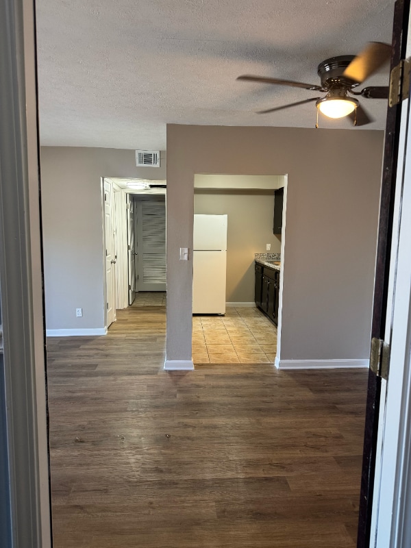 9304 Aylesbury Dr, Unit 1 in Louisville, KY - Foto de edificio - Building Photo