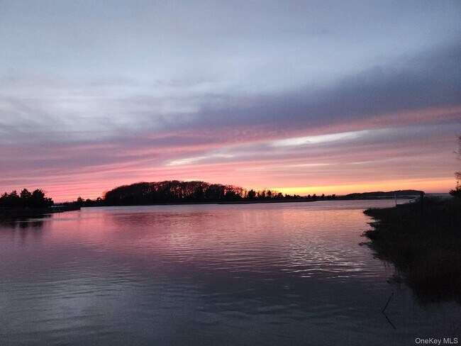 37 Noyack Harbor Rd in Southampton, NY - Building Photo - Building Photo