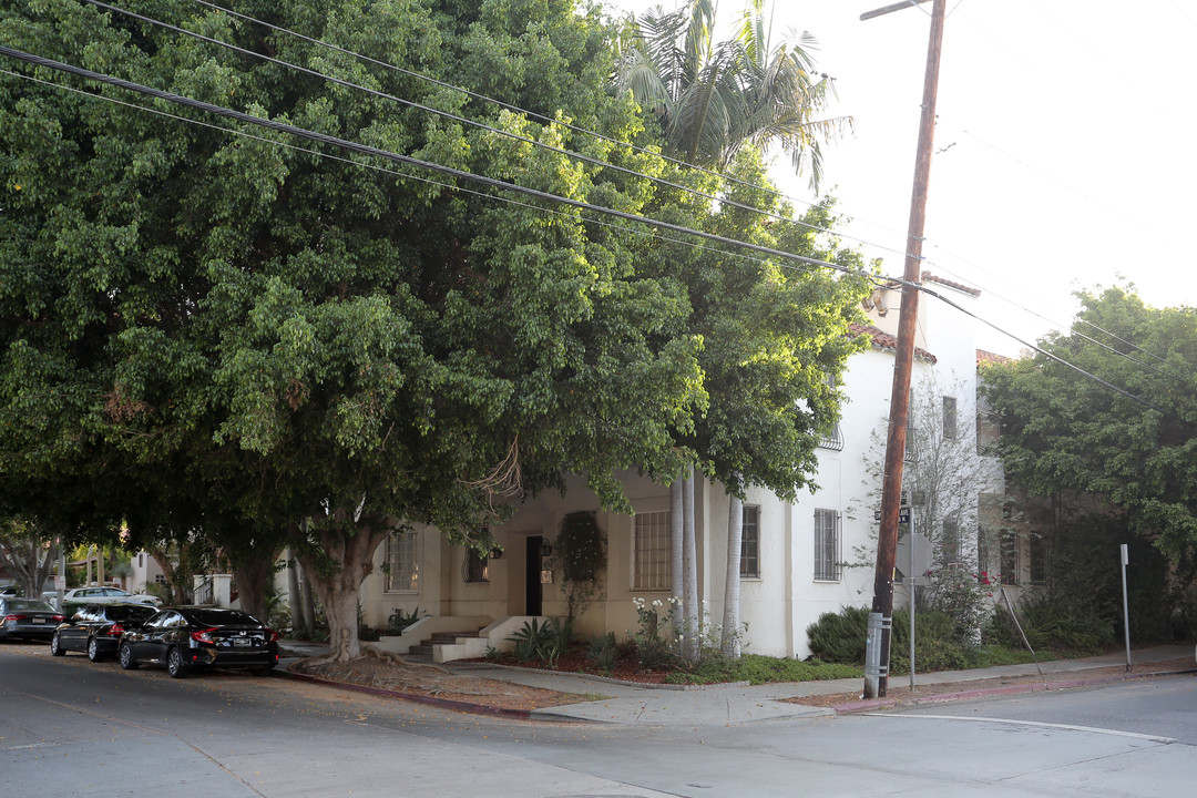 802 N Sweetzer Ave in Los Angeles, CA - Building Photo