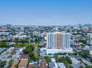 933 SW 10th St in Miami, FL - Building Photo - Building Photo