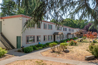 Halsey Street Arms Apartments in Portland, OR - Building Photo - Building Photo