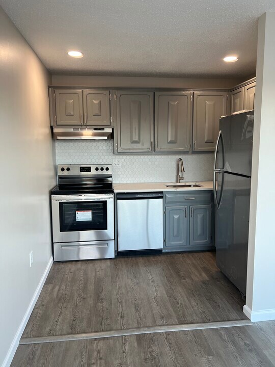 1320 Berlin Tpke, Unit 524 in Wethersfield, CT - Building Photo