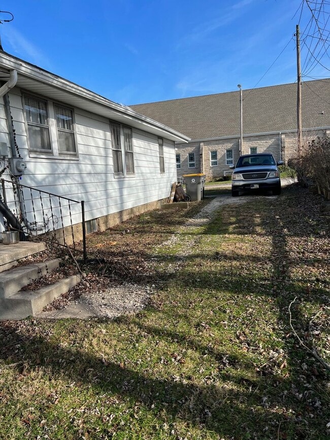 1104 S Lincoln St in Bloomington, IN - Foto de edificio - Building Photo