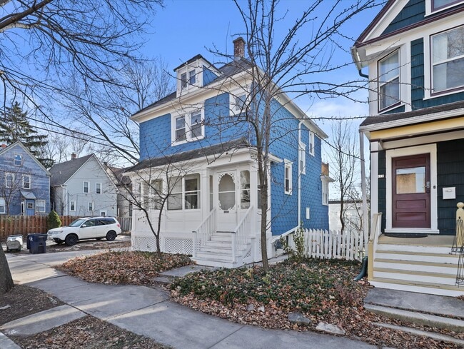 1613 E Hartford Ave in Milwaukee, WI - Building Photo - Building Photo