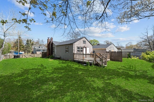 12 Hackensack Rd in Mastic Beach, NY - Building Photo - Building Photo