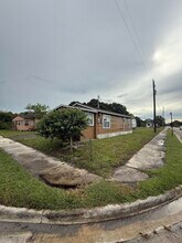713 N 19th St in Fort Pierce, FL - Building Photo - Building Photo