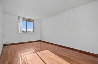 4 Birchwood Ct in Mineola, NY - Building Photo - Building Photo