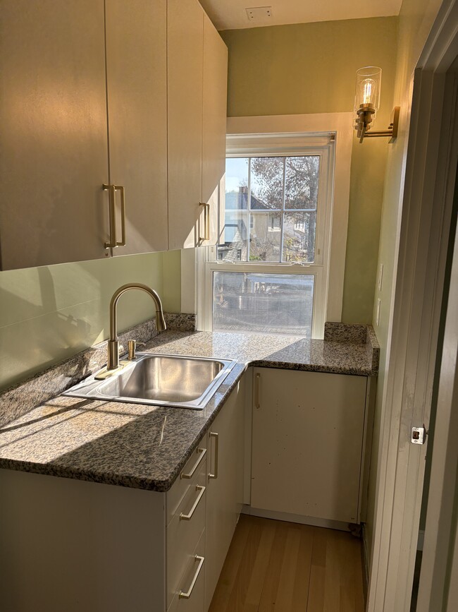 31 Blaine St, Unit 2 in Brockton, MA - Foto de edificio - Building Photo