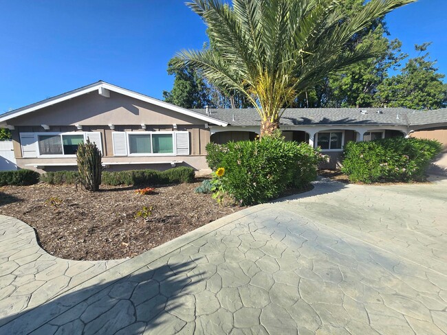 191 E Avenida De Los Arboles in Thousand Oaks, CA - Building Photo - Building Photo