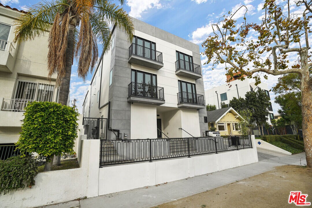 4815 Elmwood Ave-Unit -1/2 in Los Angeles, CA - Building Photo