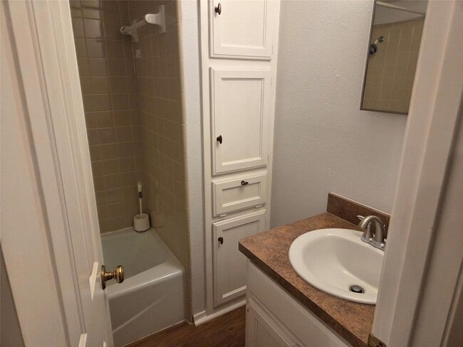 8111 Baywood Dr, Unit A in Austin, TX - Building Photo - Building Photo