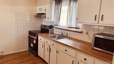 881 Albany Post Rd in New Paltz, NY - Building Photo - Building Photo