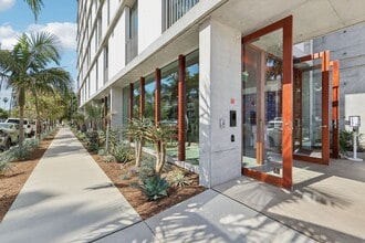 Kaya in San Diego, CA - Foto de edificio - Building Photo