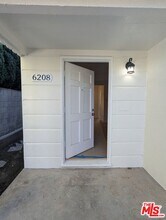 6208 S Fairfax Ave in Los Angeles, CA - Building Photo - Building Photo