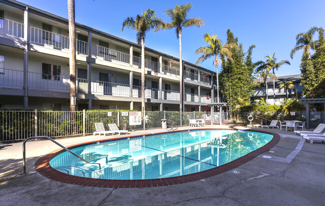 One Mosaic Apartments in Goleta, CA - Foto de edificio - Building Photo