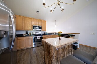 8026 Stratford Cir S in Shakopee, MN - Building Photo - Building Photo