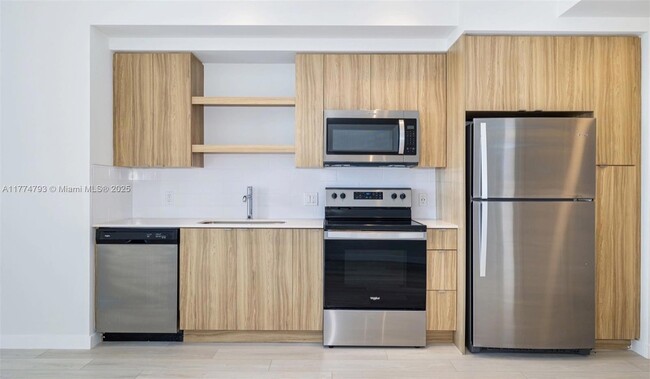 555 NE 8th St, Unit 0322 in Fort Lauderdale, FL - Building Photo - Building Photo