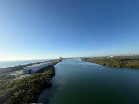 300 Bayview Dr in Sunny Isles Beach, FL - Building Photo