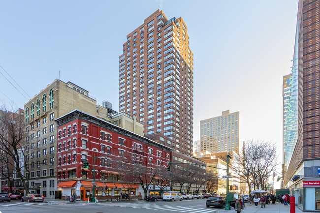 45 W 67th St in New York, NY - Foto de edificio - Building Photo