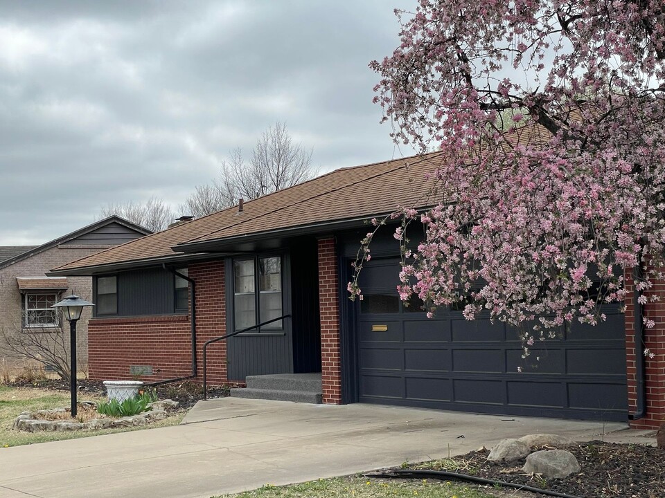 417 S Lexington Rd in Wichita, KS - Building Photo