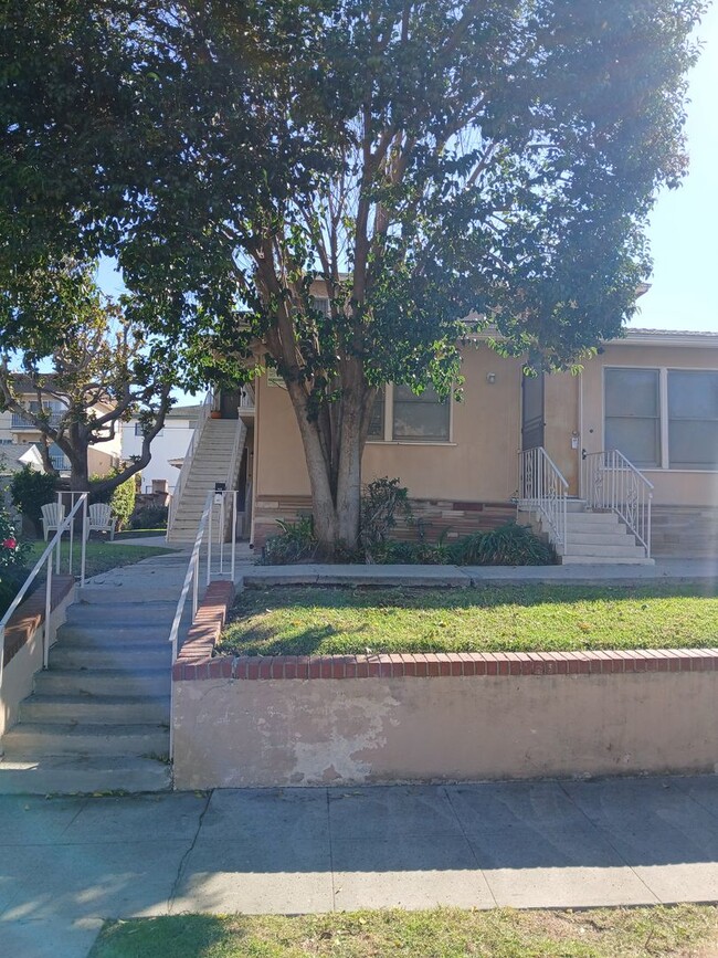 835 W 10th St in Los Angeles, CA - Building Photo - Building Photo