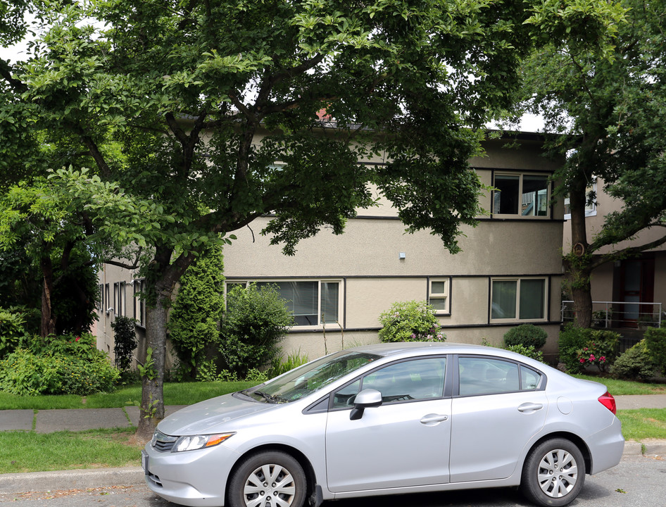 2375 York Ave in Vancouver, BC - Building Photo