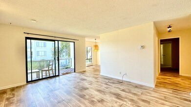 8 Admiral Dr in Emeryville, CA - Building Photo - Building Photo