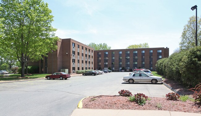 Willow Arms in East Hartford, CT - Foto de edificio - Building Photo