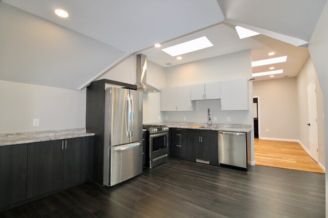 1927 E Locust St, Unit 1 in Milwaukee, WI - Foto de edificio - Building Photo