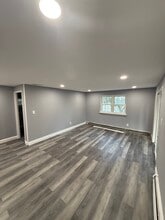 114 Jamie St, Unit 1 in Islip Terrace, NY - Foto de edificio - Building Photo