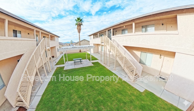 1444 Star Rd in Pahrump, NV - Foto de edificio - Building Photo