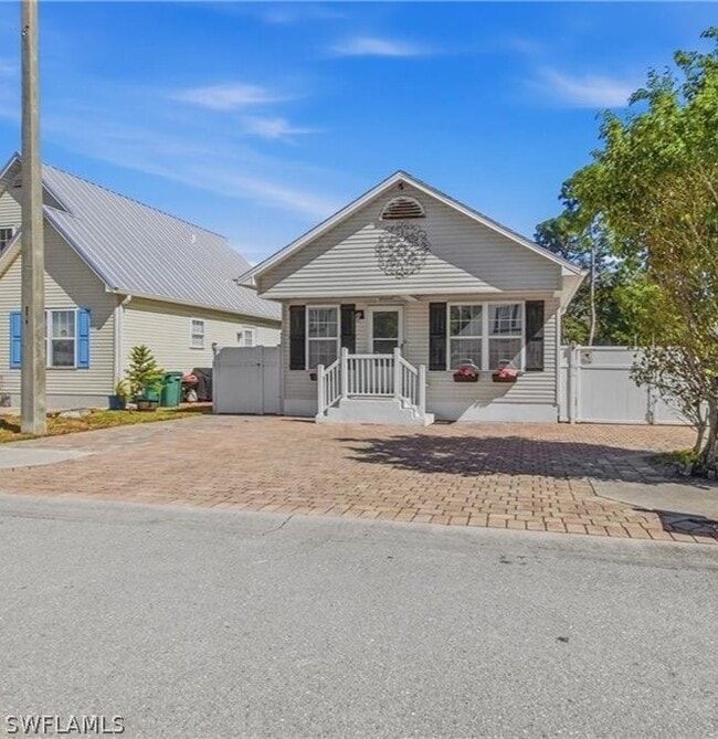 286 Leawood Cir in Naples, FL - Building Photo - Building Photo