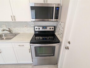 2300 Douglas St in Hollywood, FL - Building Photo - Building Photo