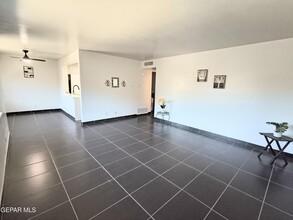 333 Eubank Ct in El Paso, TX - Building Photo - Building Photo