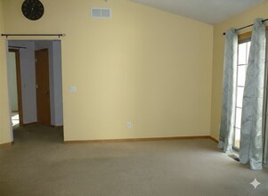 2855 Coral Ct, Unit 302 in Coralville, IA - Foto de edificio - Building Photo