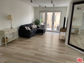 1018 4th St-Unit -103 in Santa Monica, CA - Foto de edificio - Building Photo